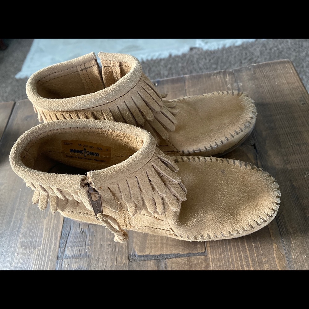 Minnetonka moccasin fringe boots children size 13